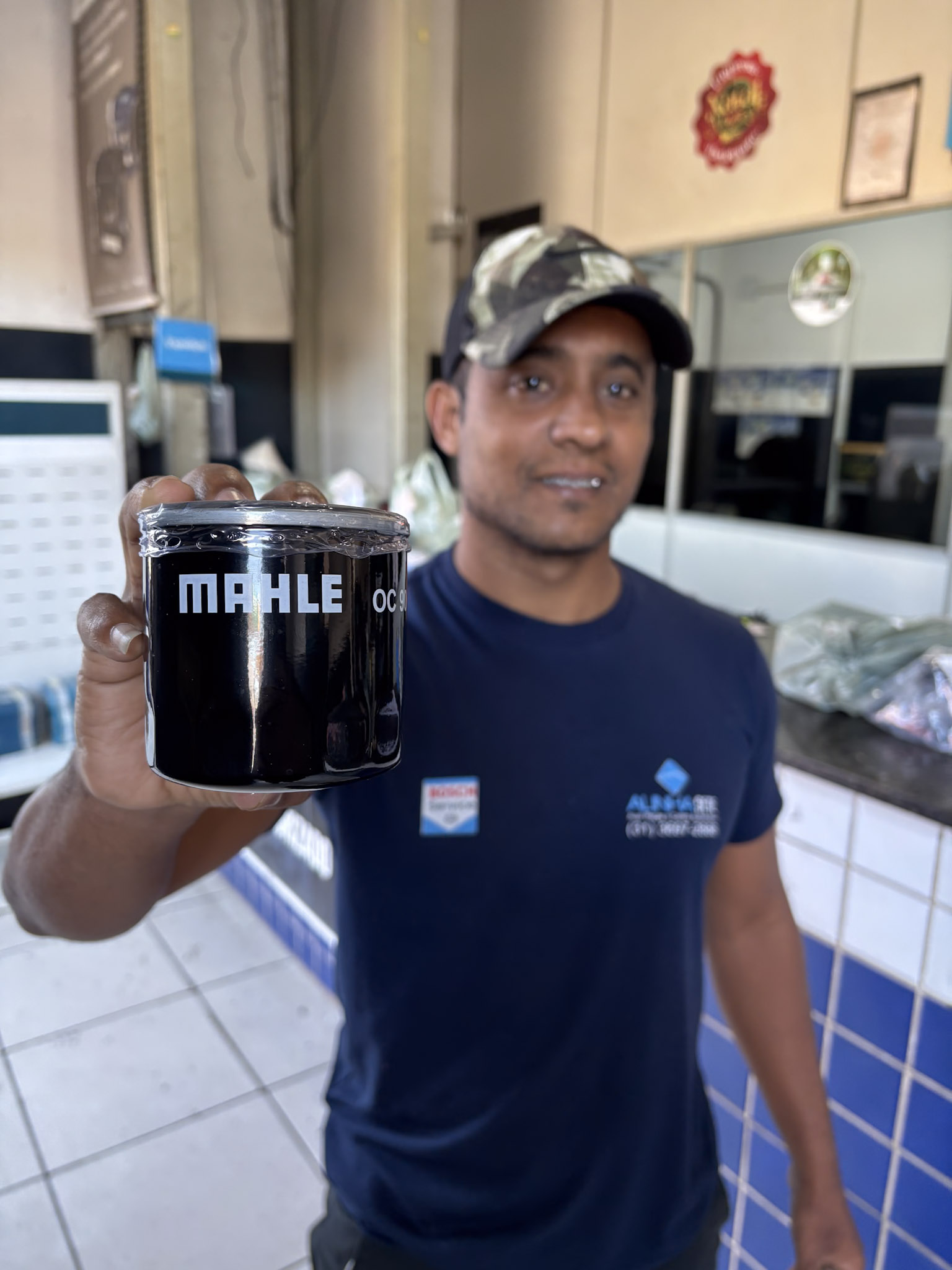 Equipe Alinha Sete Autopeças atendendo cliente com peças Bosch e MAHLE — Sete Lagoas, MG